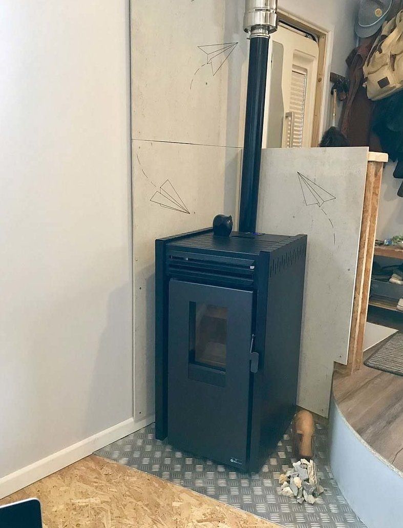 Життя на колесах: пара перетворила фургон на квартиру і так подорожує світом - фото 409455