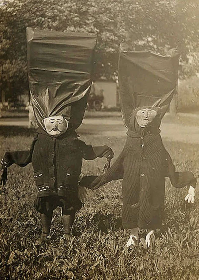 Жуткие хеллоуинские фото из прошлого, от которых стынет кровь в венах - фото 409471