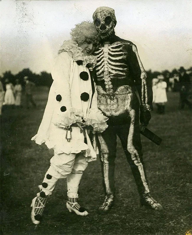 Жуткие хеллоуинские фото из прошлого, от которых стынет кровь в венах - фото 409472
