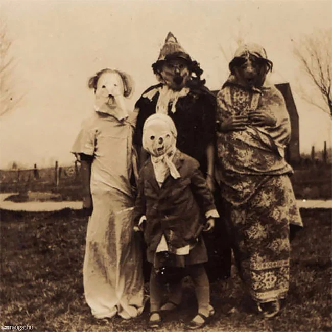 Жуткие хеллоуинские фото из прошлого, от которых стынет кровь в венах - фото 409473