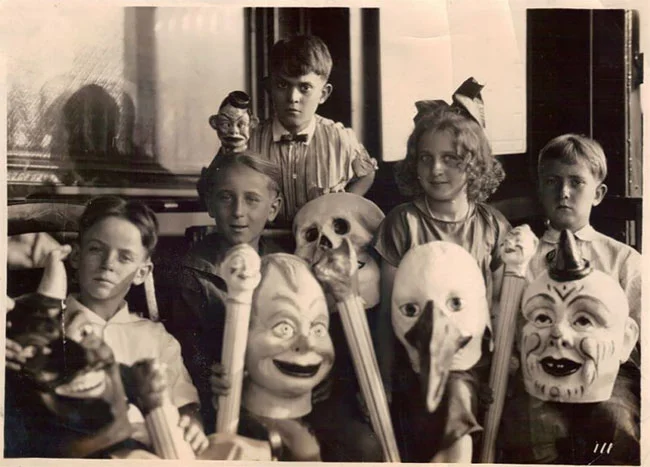 Жуткие хеллоуинские фото из прошлого, от которых стынет кровь в венах - фото 409475