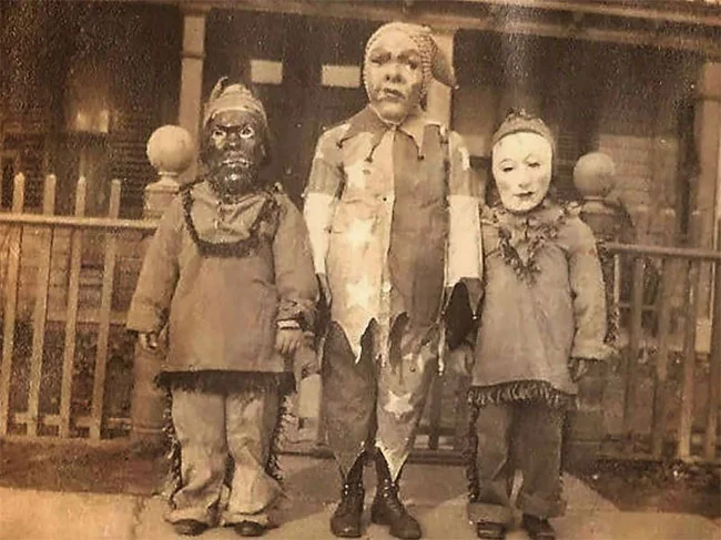 Жуткие хеллоуинские фото из прошлого, от которых стынет кровь в венах - фото 409480
