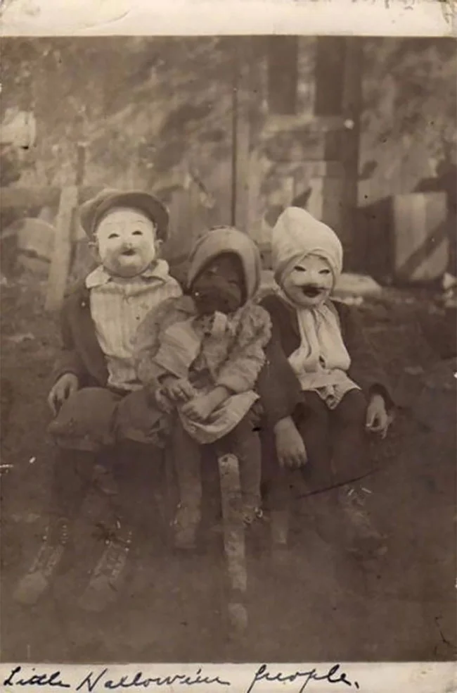 Жуткие хеллоуинские фото из прошлого, от которых стынет кровь в венах - фото 409487