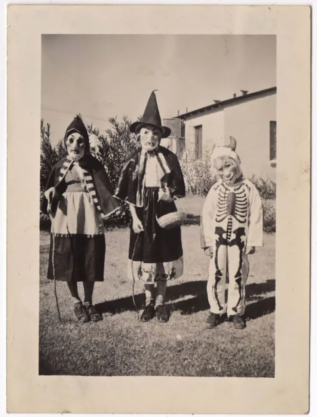 Жуткие хеллоуинские фото из прошлого, от которых стынет кровь в венах - фото 409489