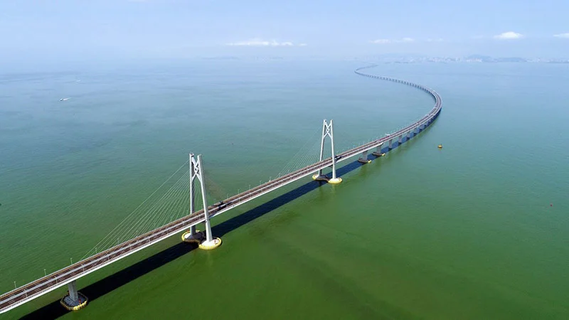 Открыли самый длинный мост через море - вот, как выглядит эта красота - фото 409517