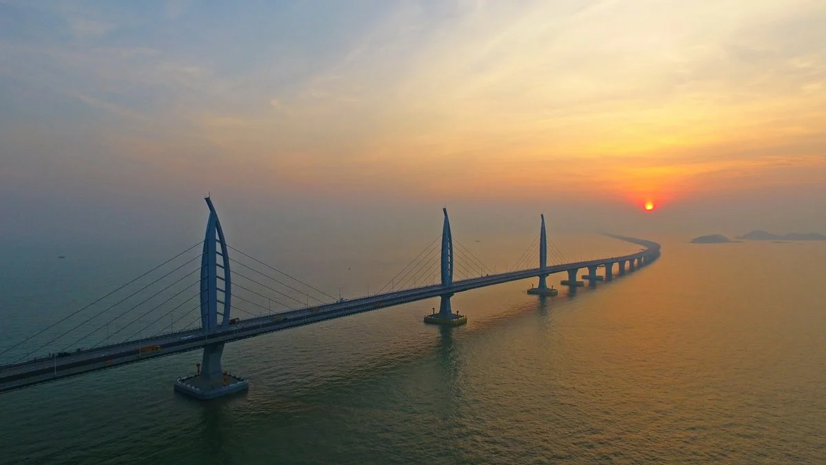 Открыли самый длинный мост через море - вот, как выглядит эта красота - фото 409519