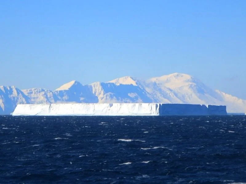 Пингвины постарались: в Антарктике обнаружили айсберг идеальной формы - фото 409527