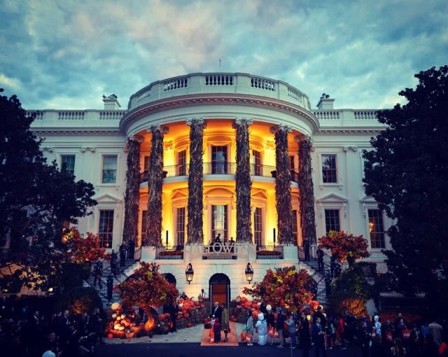 Білий дім прикрасили до Хелловіну, і ось, як виглядає будинок Трампів цього року - фото 410357