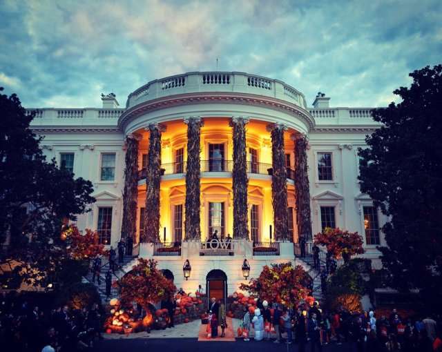 Белый дом украсили к Хэллоуину, и вот, как выглядит дом Трампов в этом году - фото 410357