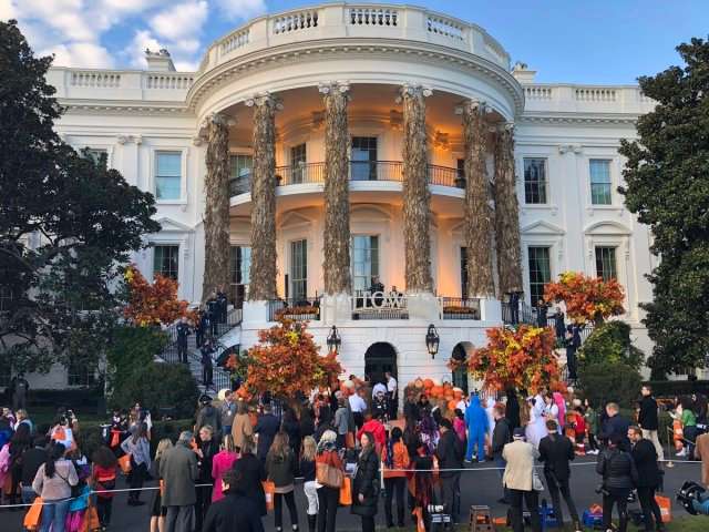 Белый дом украсили к Хэллоуину, и вот, как выглядит дом Трампов в этом году - фото 410360