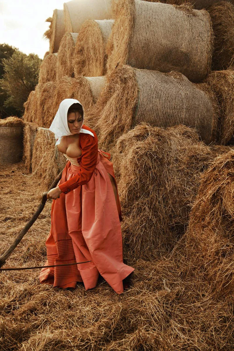 Пышная Эшли Грэм перевоплотилась в горячую крестьянку в новом фотосете - фото 410498