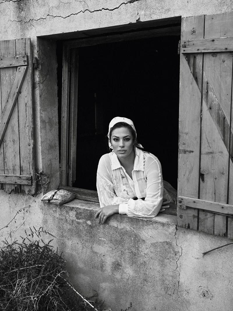 Пышная Эшли Грэм перевоплотилась в горячую крестьянку в новом фотосете - фото 410506