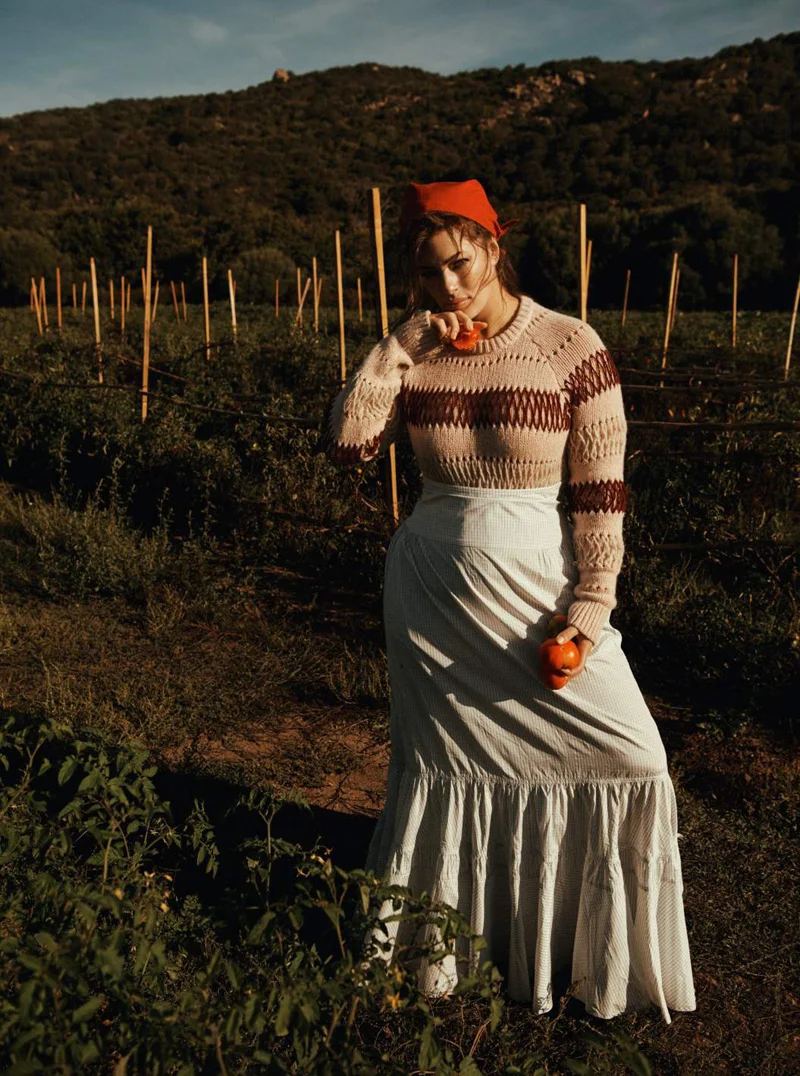 Пышная Эшли Грэм перевоплотилась в горячую крестьянку в новом фотосете - фото 410509