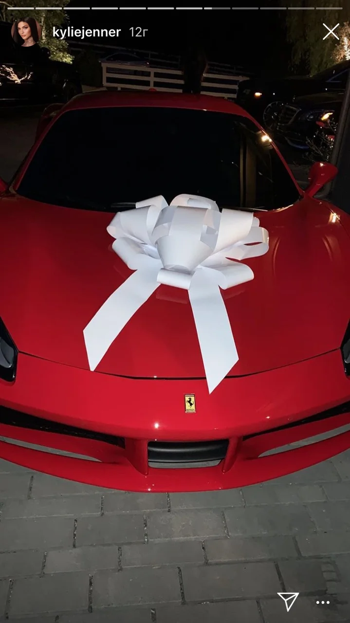 Дорого-богато: малишка Кайлі Дженнер подарувала матусі Ferrari за шалені гроші - фото 410684