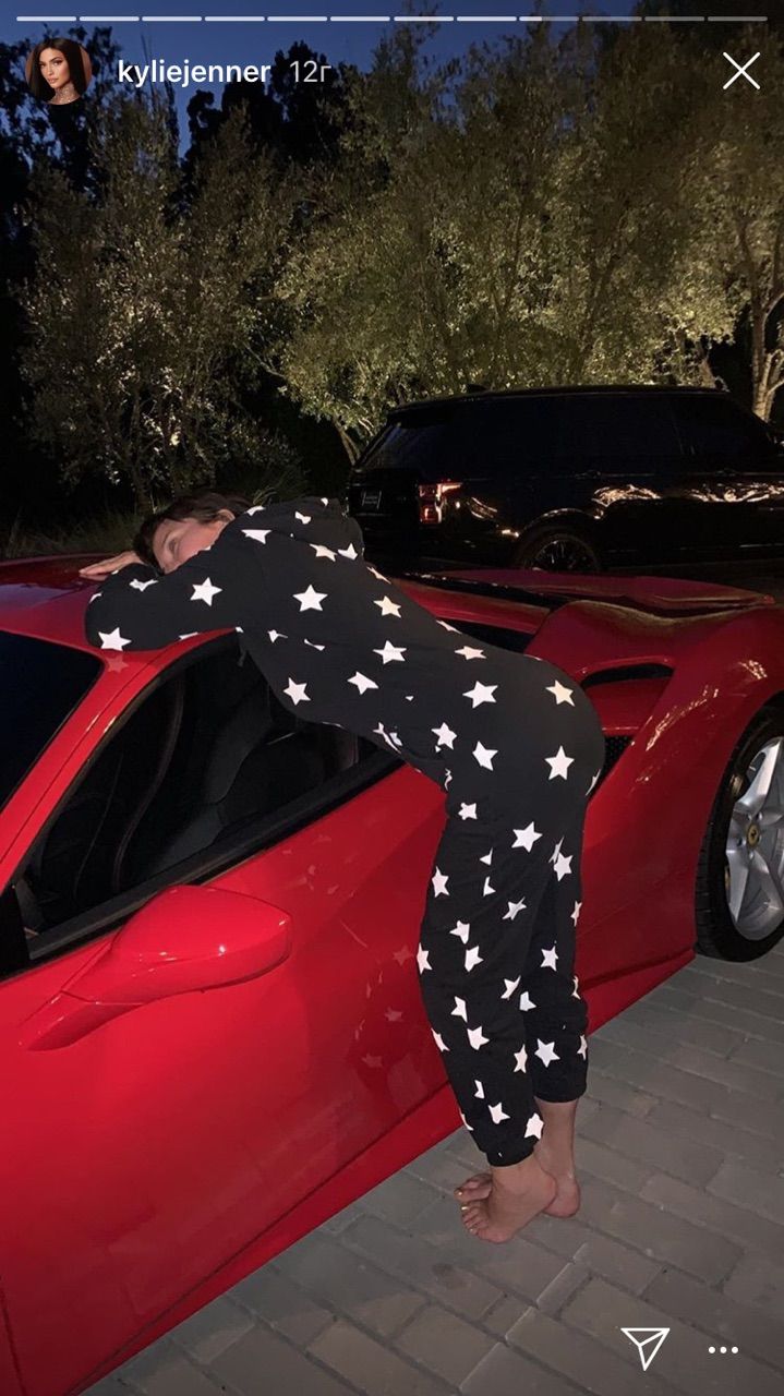 Дорого-богато: малишка Кайлі Дженнер подарувала матусі Ferrari за шалені гроші - фото 410685