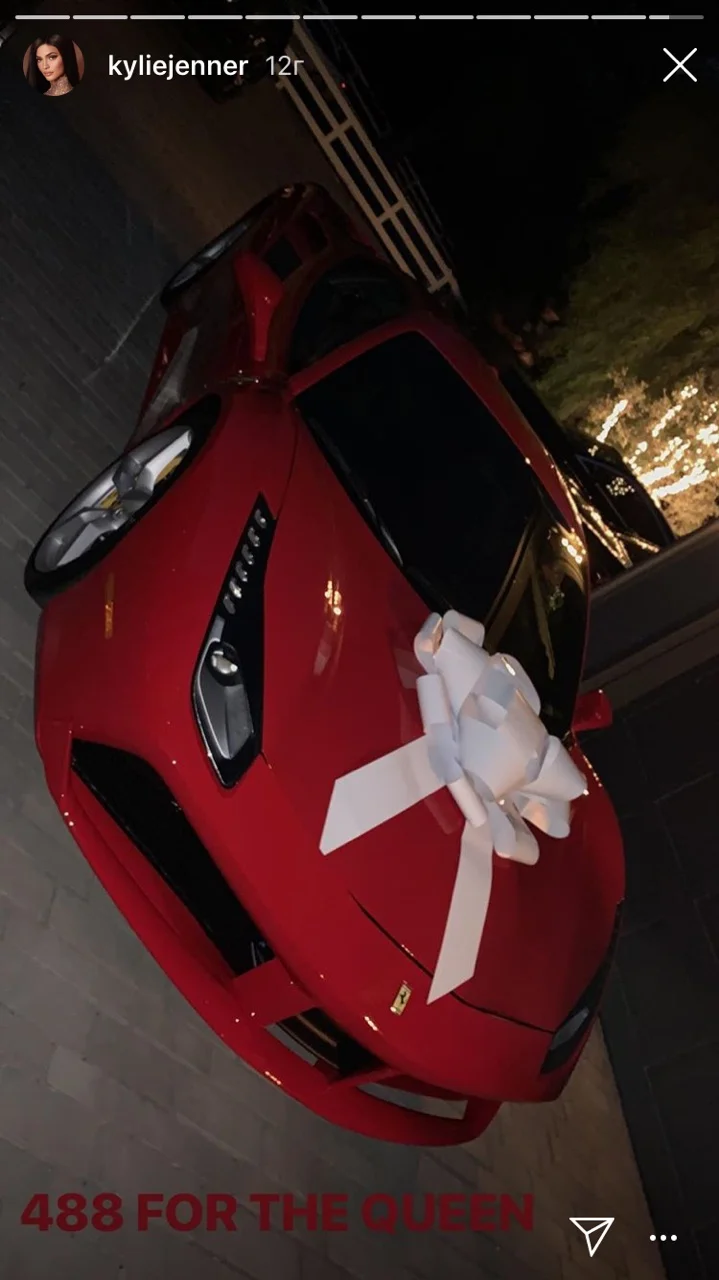 Дорого-богато: малишка Кайлі Дженнер подарувала матусі Ferrari за шалені гроші - фото 410686