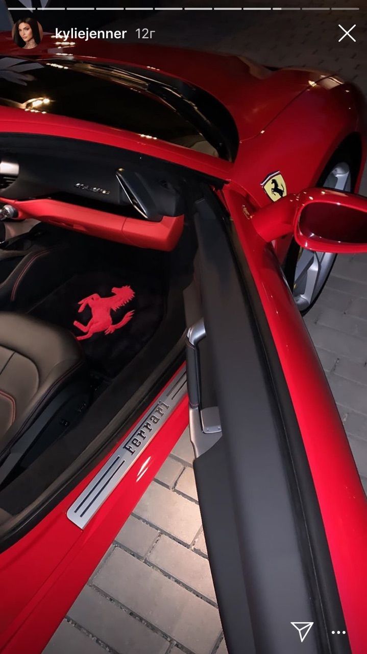 Дорого-богато: малишка Кайлі Дженнер подарувала матусі Ferrari за шалені гроші - фото 410687