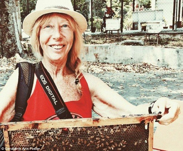 Крутая 72-летняя бабушка объездила весь мир, пока украинские бабушки сидят на скамейках - фото 410779