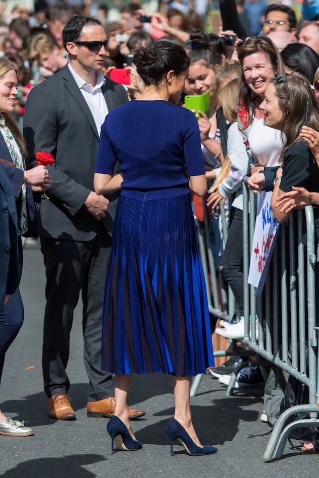 Меган Маркл вызвала фурор своей прозрачной юбкой, обнажив королевскую попу - фото 410981