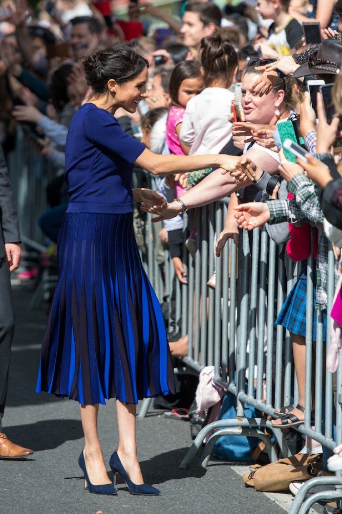Меган Маркл вызвала фурор своей прозрачной юбкой, обнажив королевскую попу - фото 410982