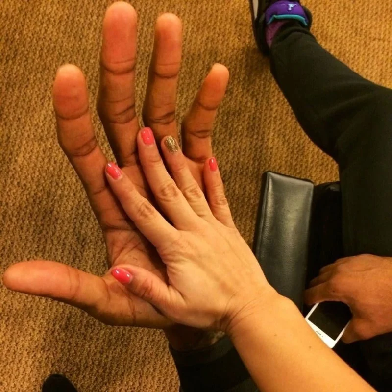 Людина-велетень: руки цього баскетболіста схожі на лапи прибульця - фото 411088
