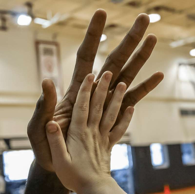 Человек-великан: руки этого баскетболиста похожи на лапы пришельца - фото 411091