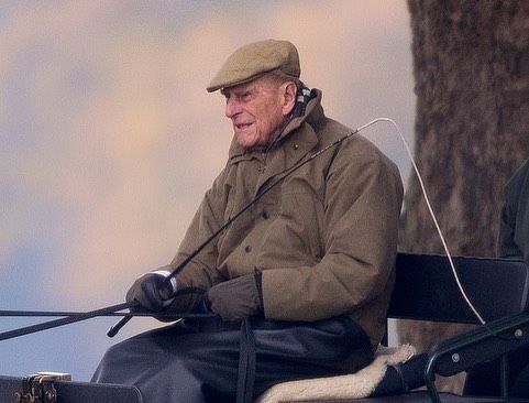 Елизавета II и принц Филипп плевали на старость и наслаждаются катанием верхом - фото 411602