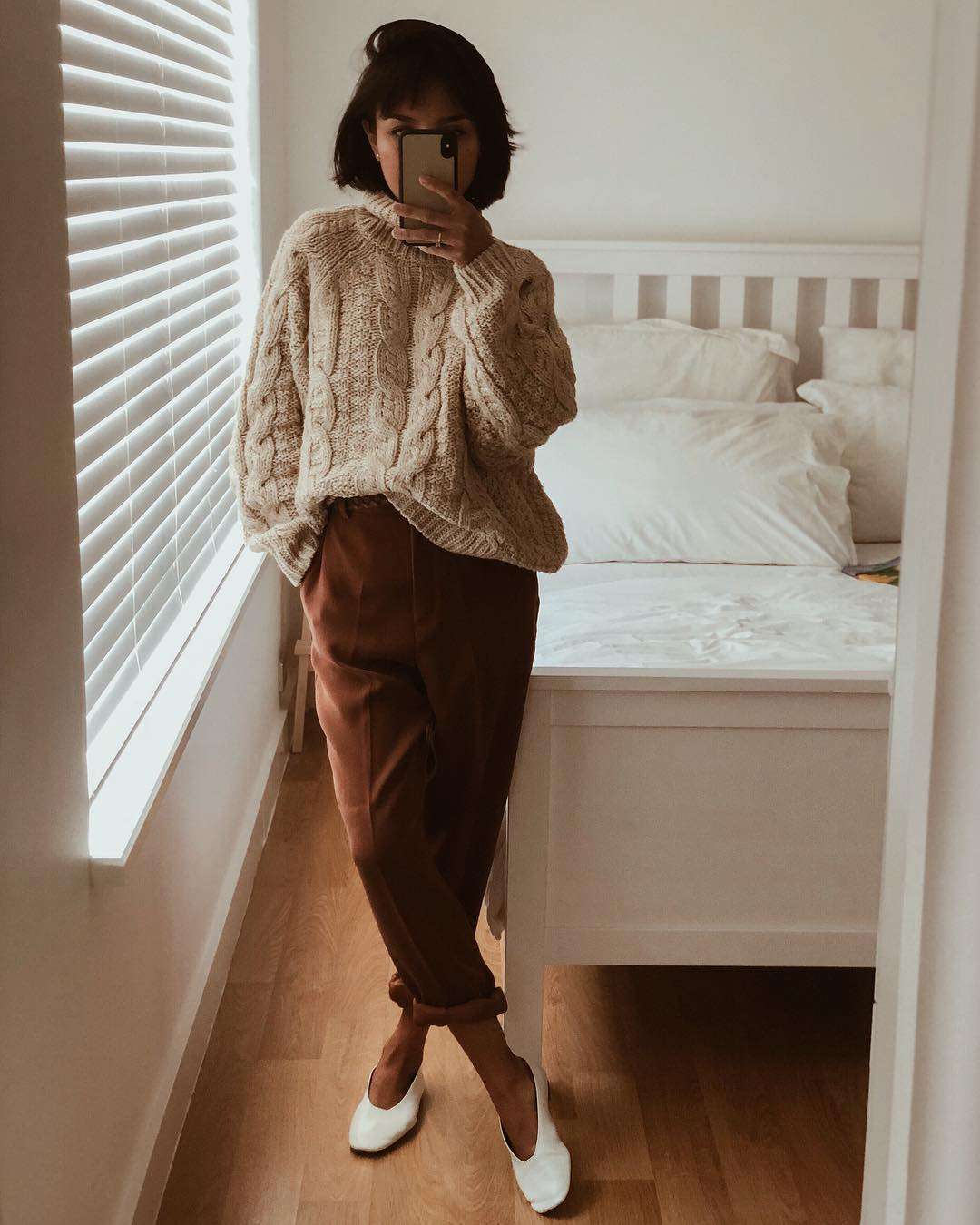10 вариантов с Instagram, как стильно носить свитер - фото 411613