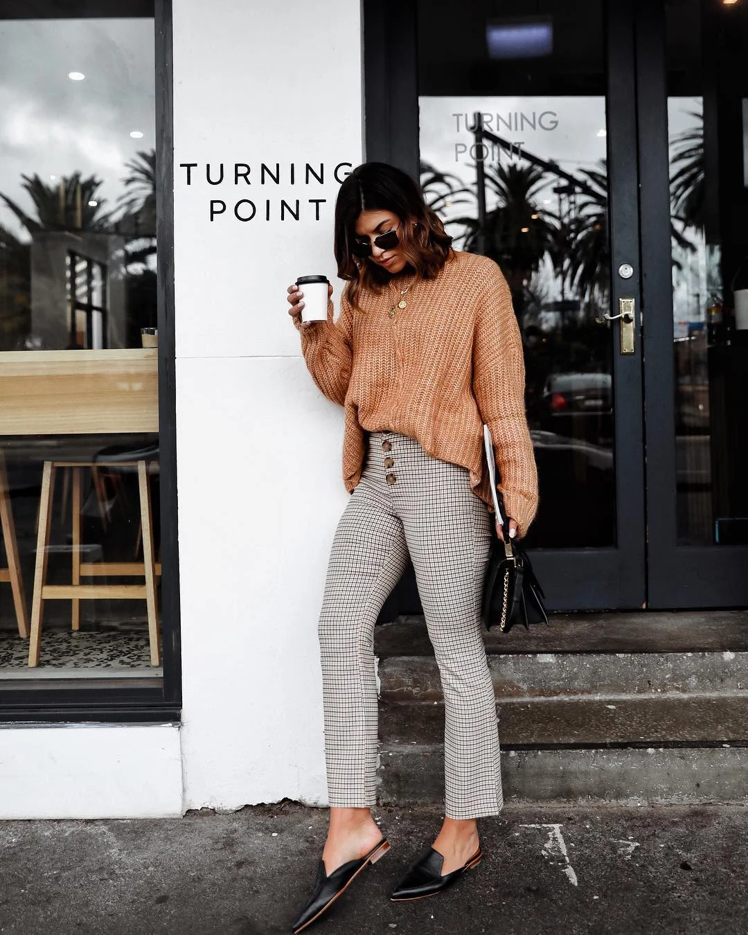 10 варіантів з Instagram, як стильно носити светр - фото 411616