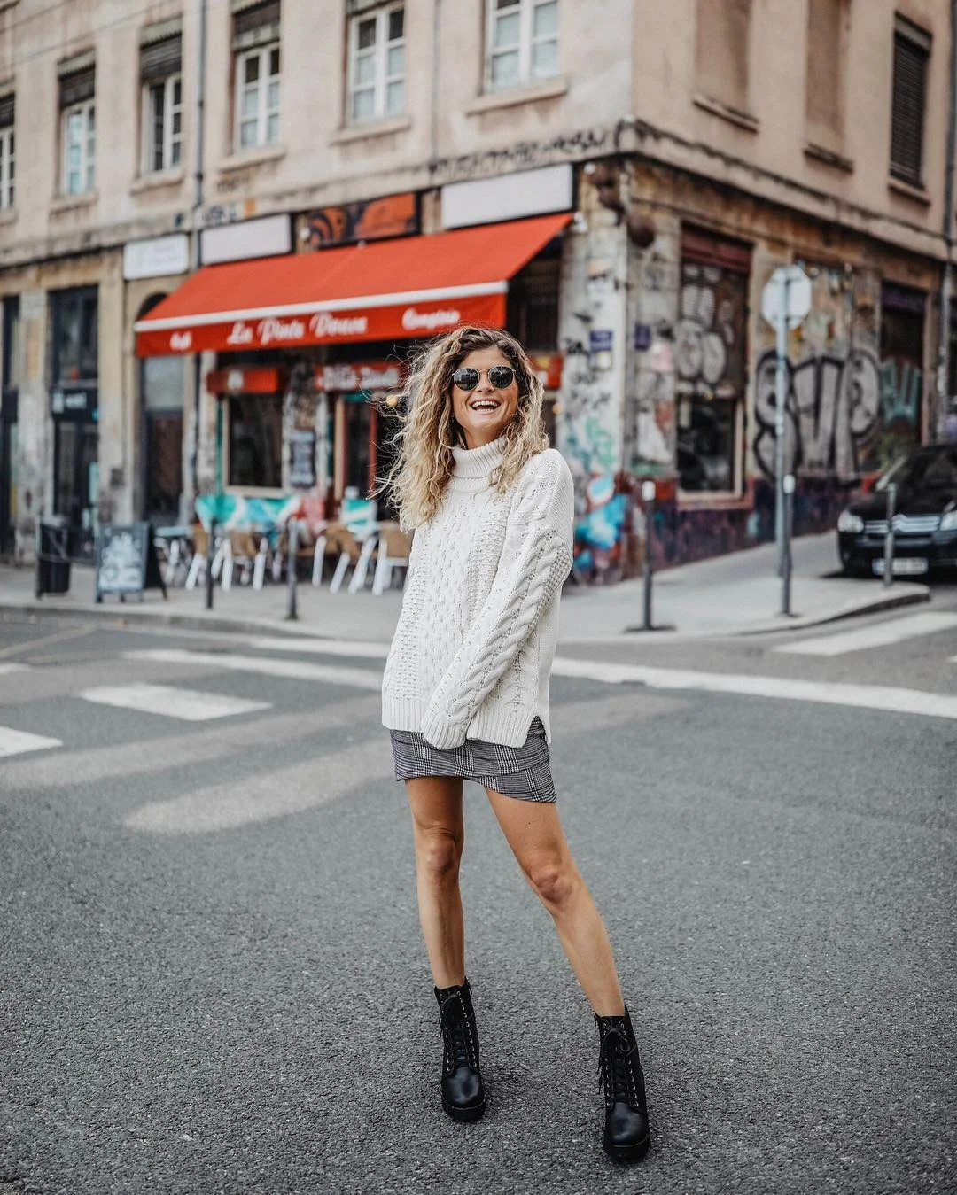 10 вариантов с Instagram, как стильно носить свитер - фото 411617