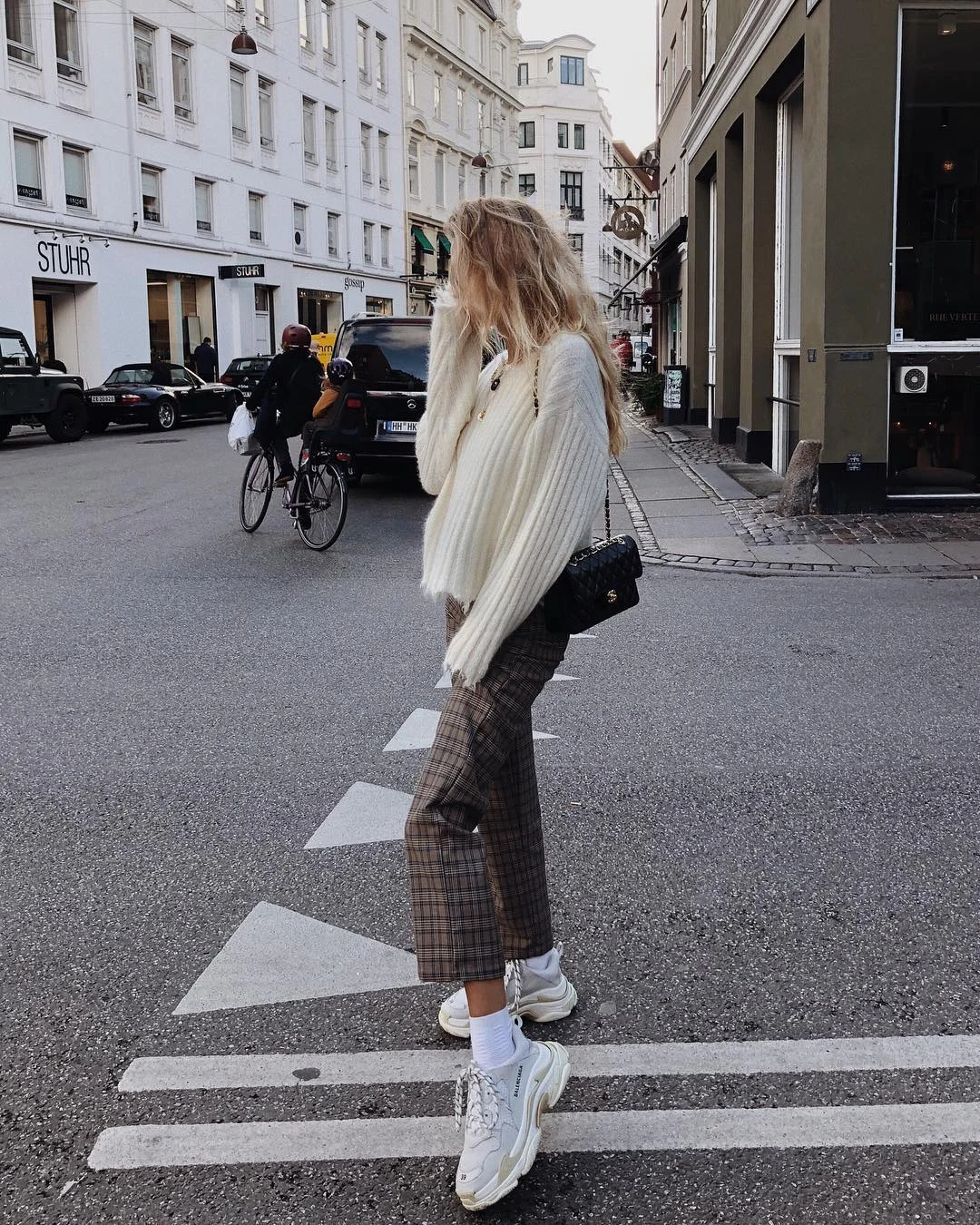 10 варіантів з Instagram, як стильно носити светр - фото 411620