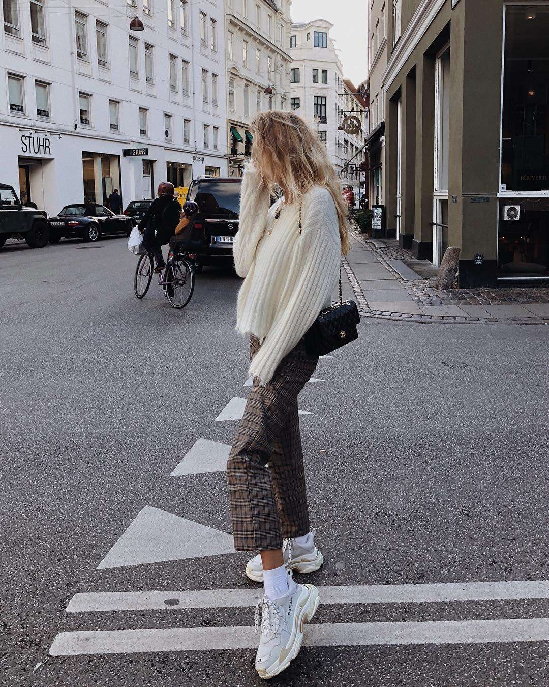 10 вариантов с Instagram, как стильно носить свитер - фото 411620
