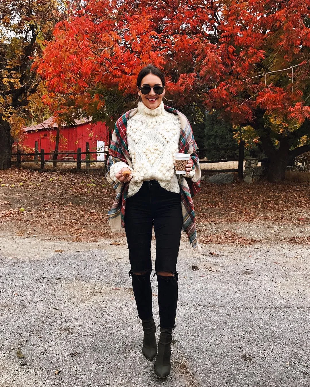 10 варіантів з Instagram, як стильно носити светр - фото 411622