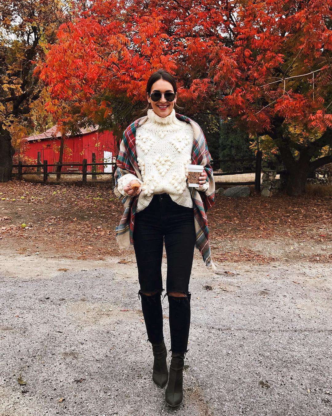 10 вариантов с Instagram, как стильно носить свитер - фото 411622
