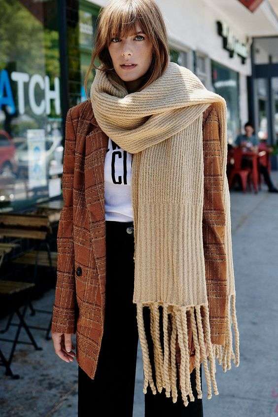Без нього ніяк: бежевий шарф - головний аксесуар цієї зими - фото 411673