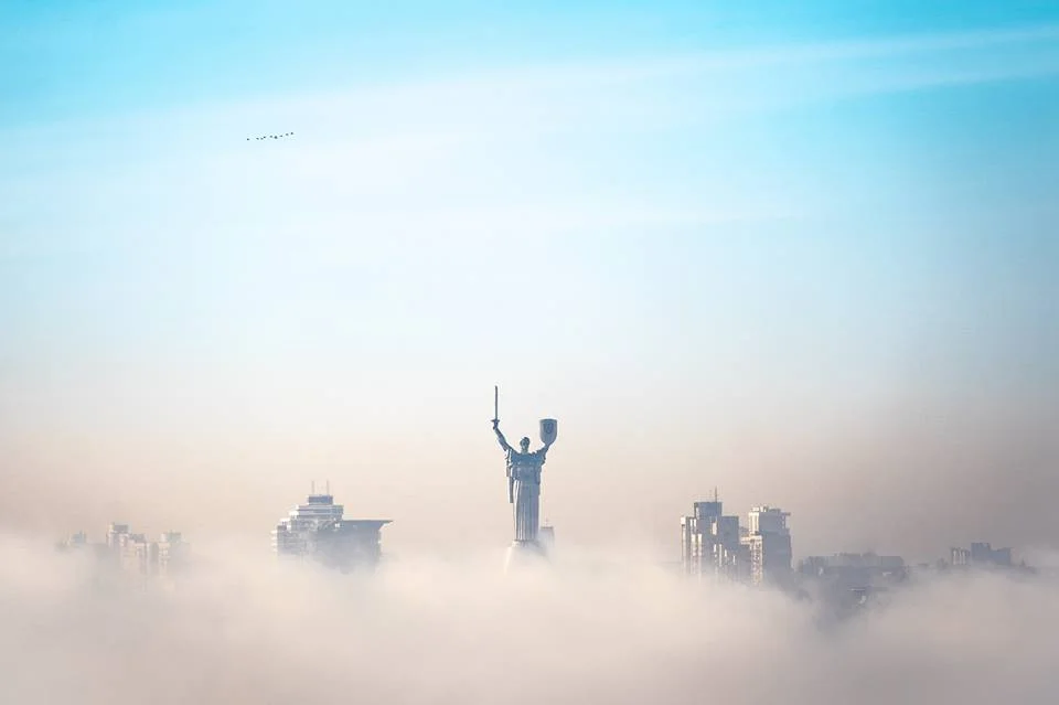Осінній Київ у тумані: магічні фото українського фотографа - фото 411755