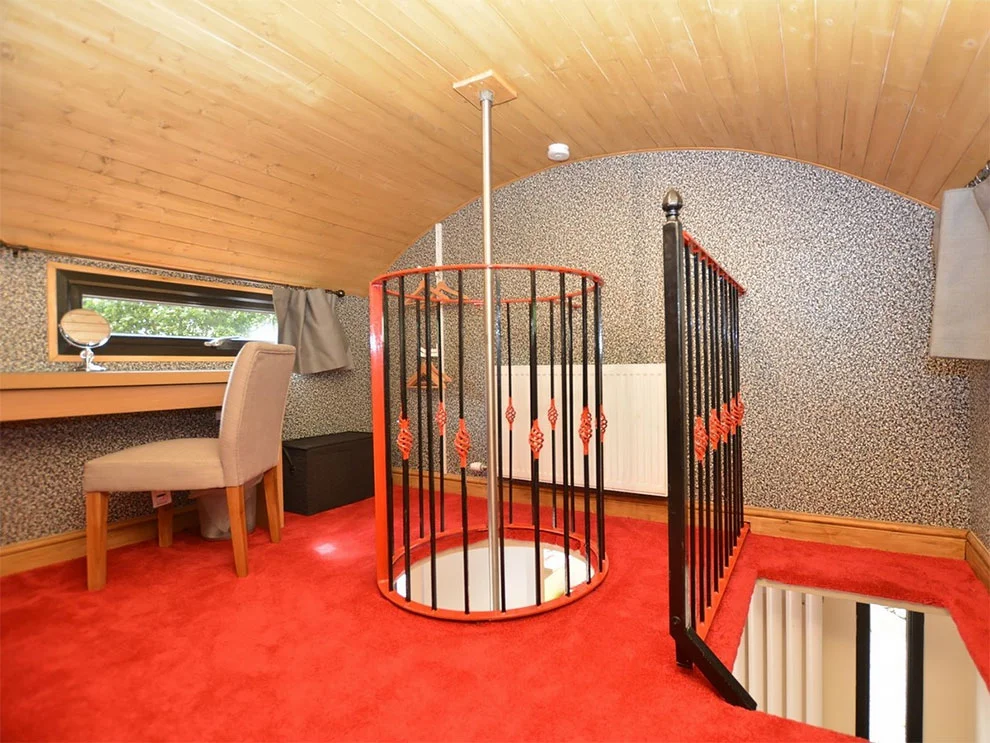 Люди зробили стильний будинок з пожежної машини, поки ти мрієш про квартиру в висотці - фото 411976