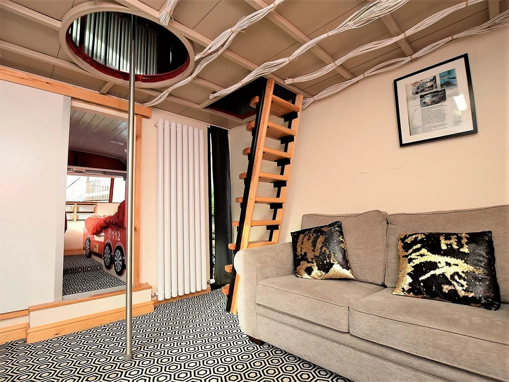 Люди зробили стильний будинок з пожежної машини, поки ти мрієш про квартиру в висотці - фото 411982