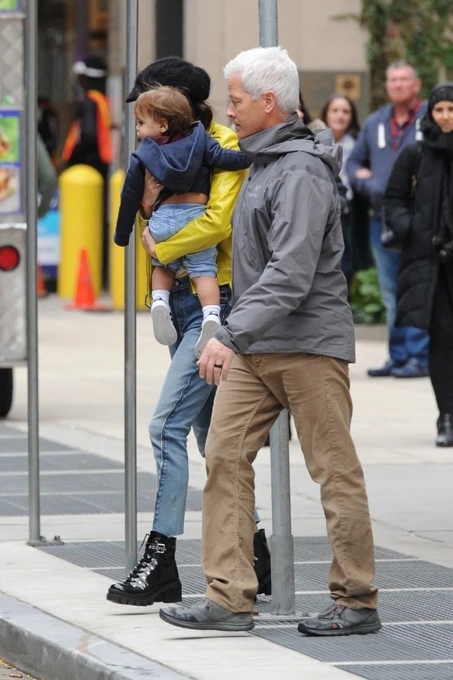 Растет красавчиком: Амаль Клуни впервые за долгое время вышла на публику с сыном - фото 412192