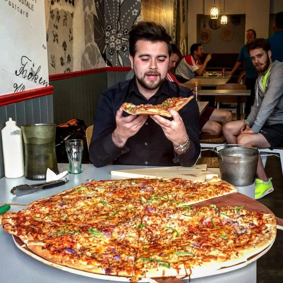 500 евро за пожирание пиццы: в Дублине проводят веселую акцию, в которой трудно выиграть - фото 412432