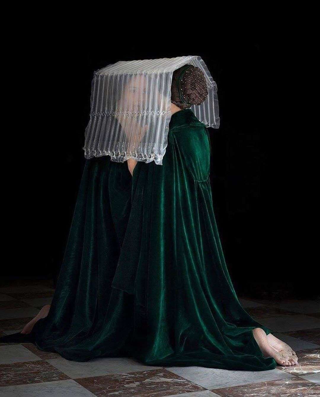 Голландка создает нереальные костюмы из пластика в духе Ренессанса - фото 412511