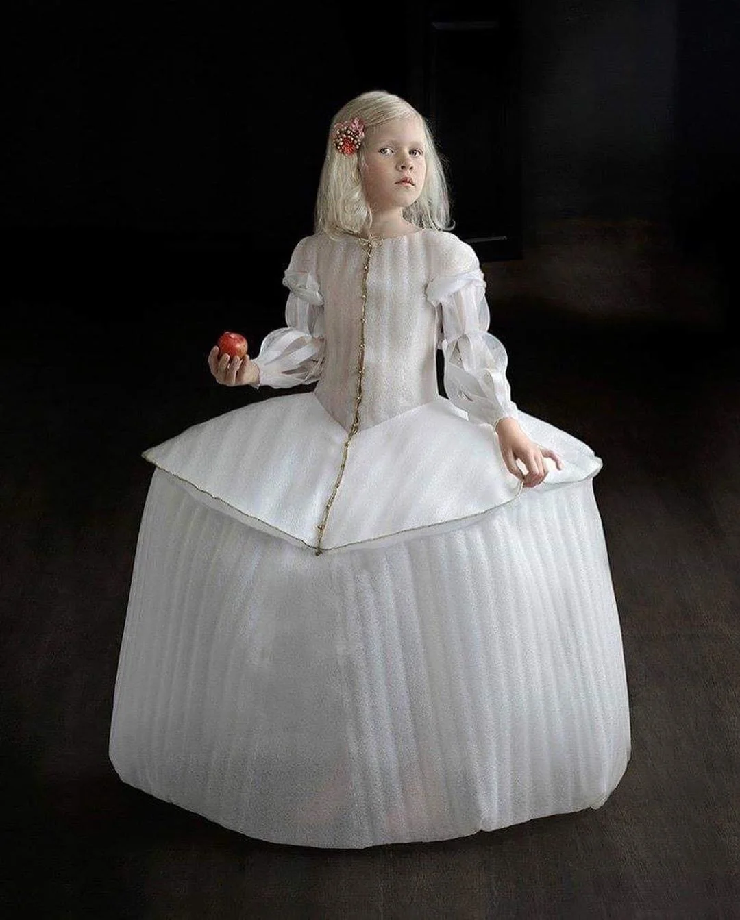 Голландка создает нереальные костюмы из пластика в духе Ренессанса - фото 412516
