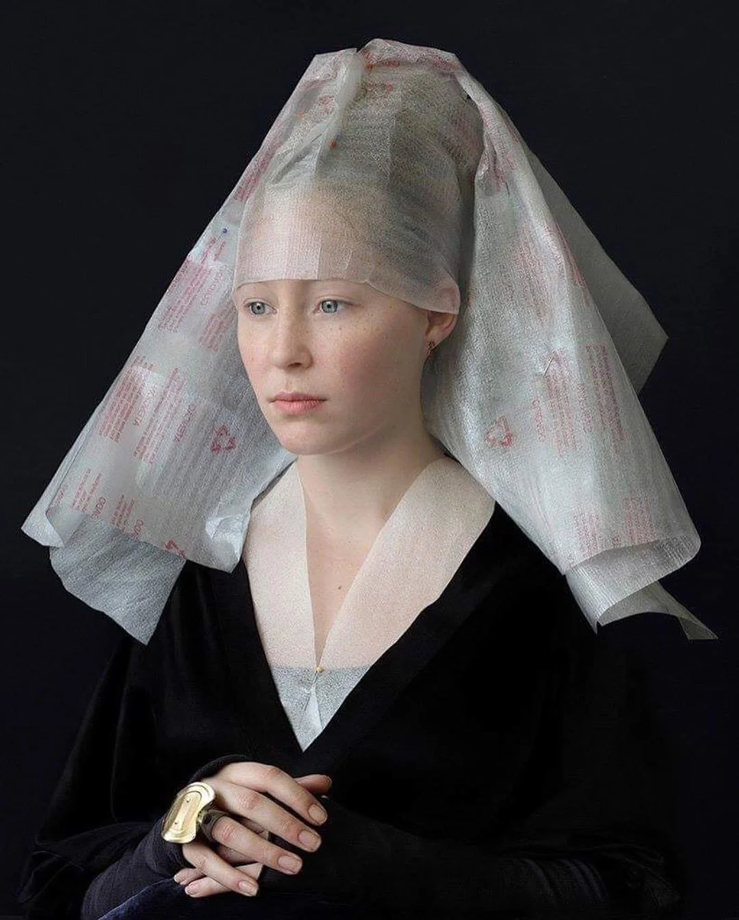 Голландка создает нереальные костюмы из пластика в духе Ренессанса - фото 412517