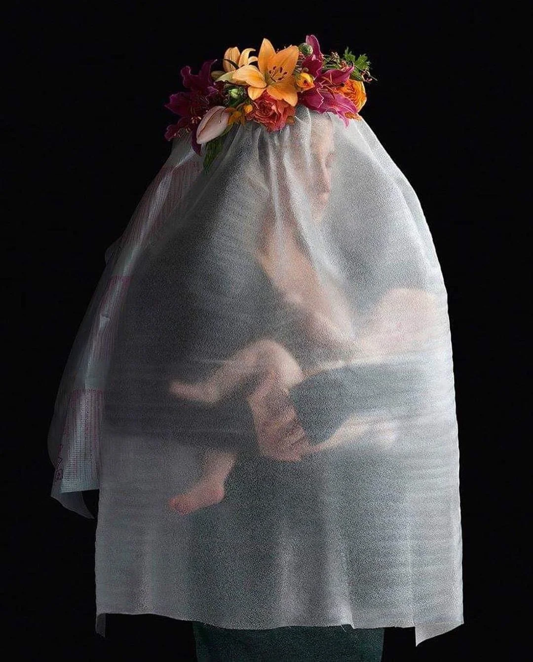 Голландка создает нереальные костюмы из пластика в духе Ренессанса - фото 412518