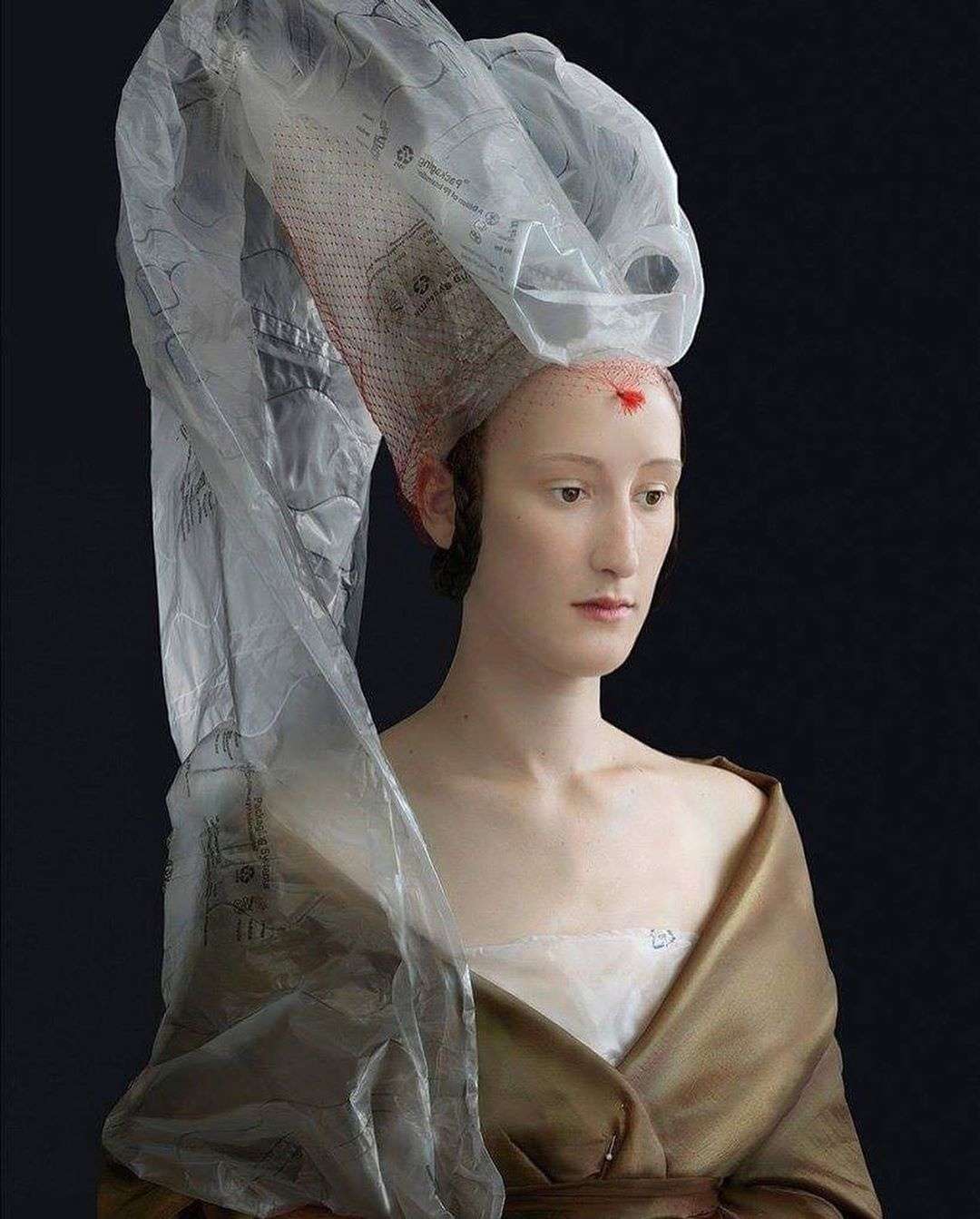 Голландка создает нереальные костюмы из пластика в духе Ренессанса - фото 412520