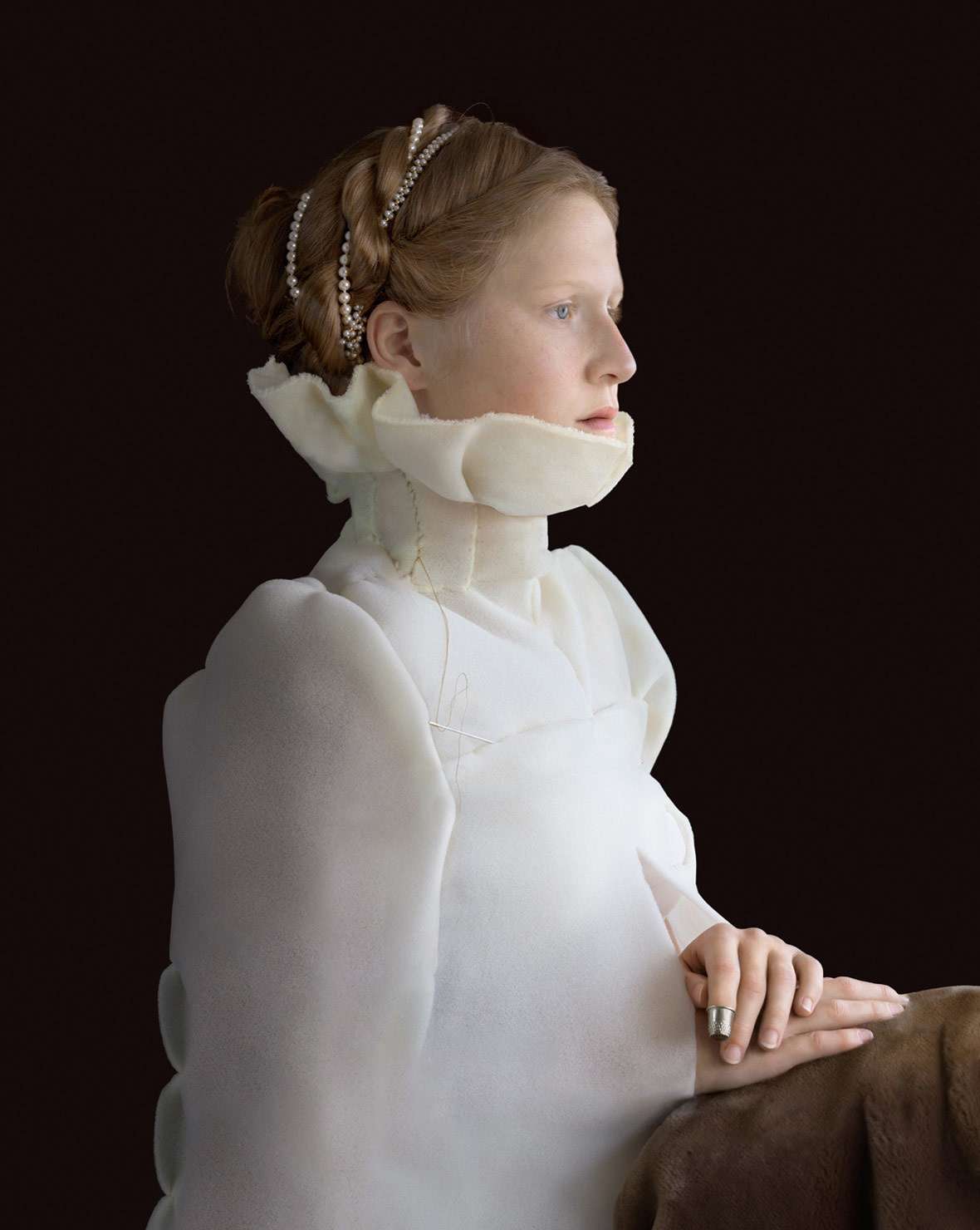 Голландка создает нереальные костюмы из пластика в духе Ренессанса - фото 412521