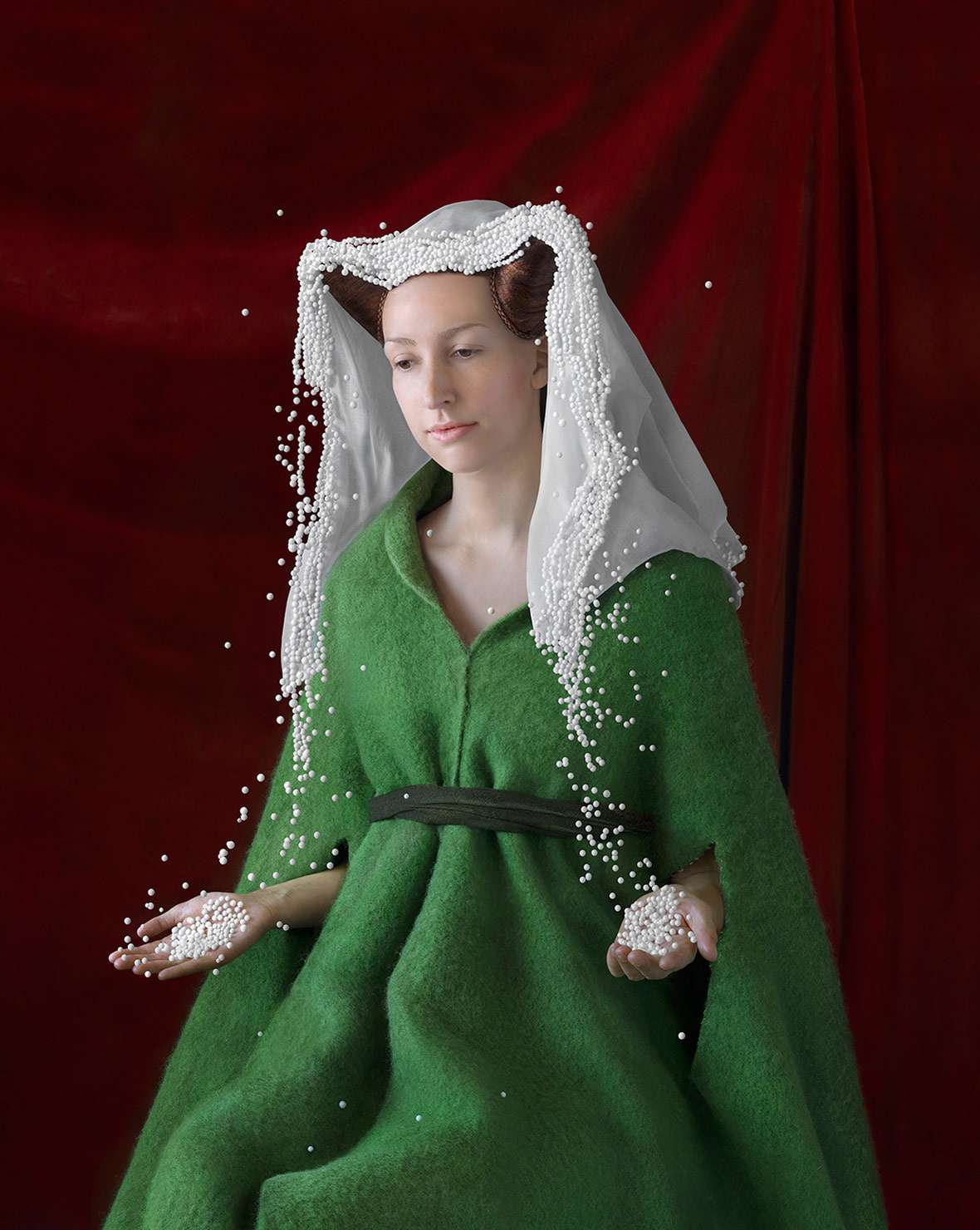 Голландка создает нереальные костюмы из пластика в духе Ренессанса - фото 412522