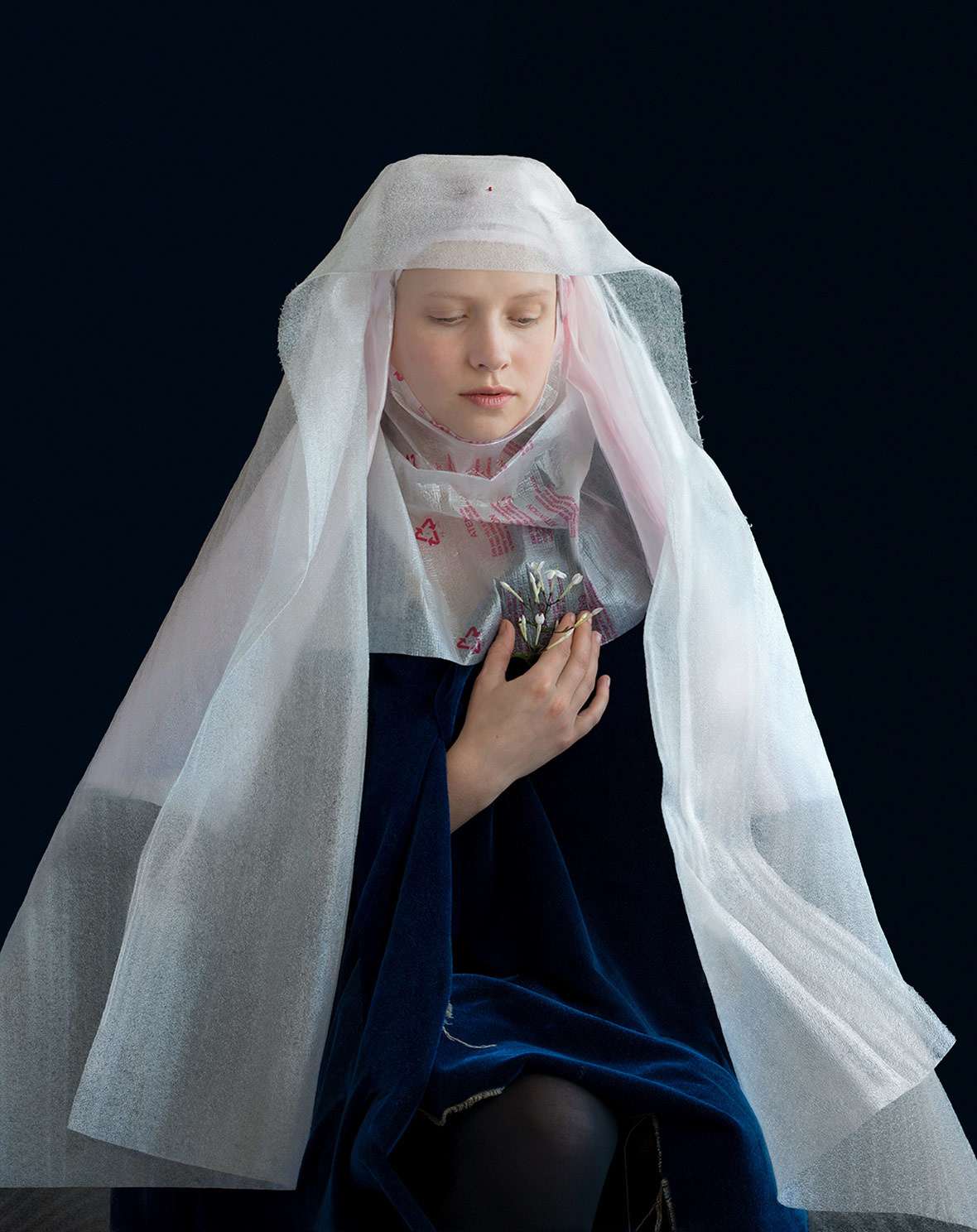 Голландка создает нереальные костюмы из пластика в духе Ренессанса - фото 412523