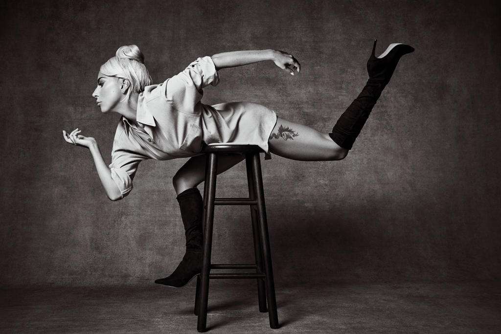 Леди Гага снялась в чувственной фотосессии, где засветила свои стройные ножки - фото 412598