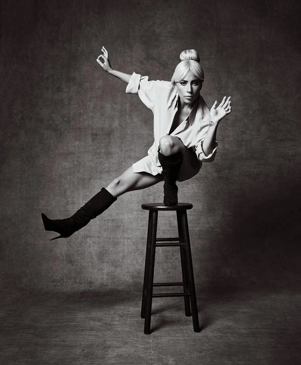 Леди Гага снялась в чувственной фотосессии, где засветила свои стройные ножки - фото 412599